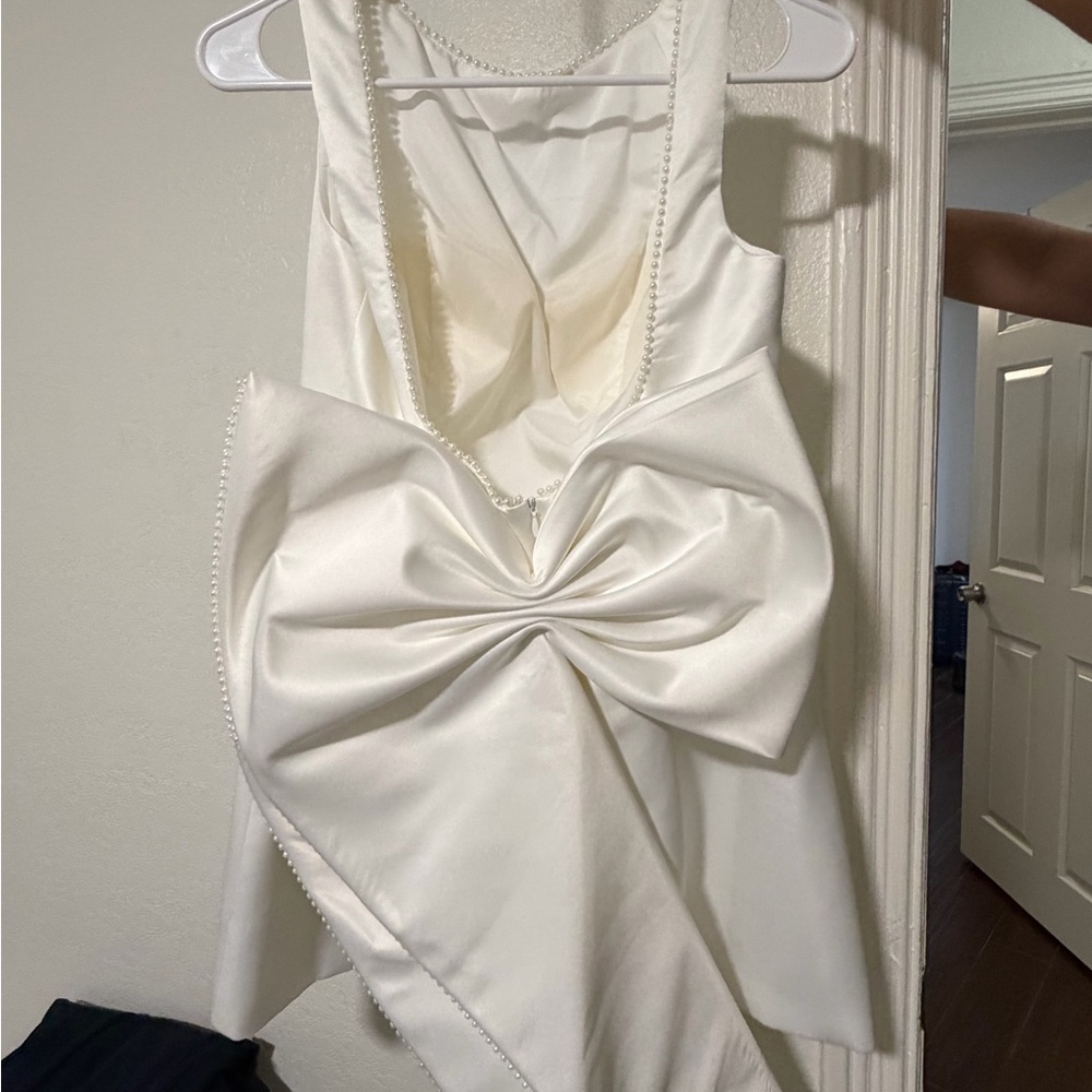 Elegant White Sleeveless Dress